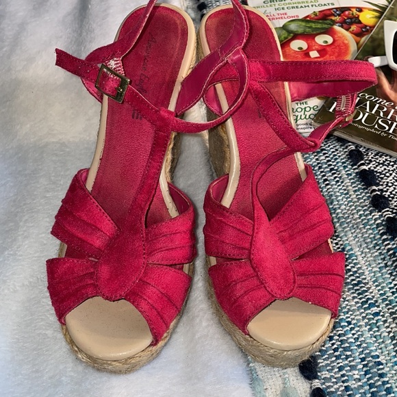 American Eagle Woven Wedges- Size 8 - Picture 2 of 4
